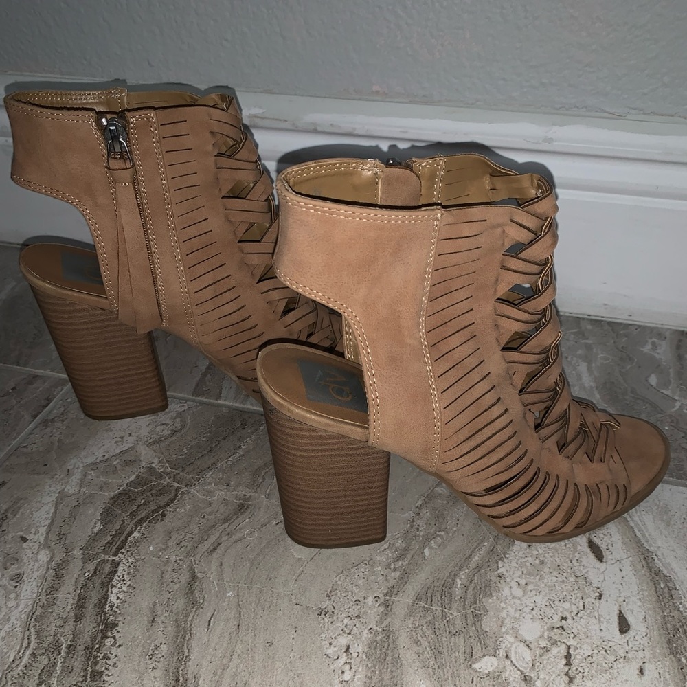 DV: brown zip up boot heels